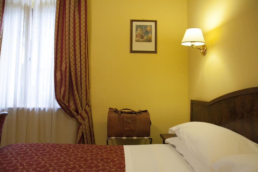 Hotel Villa Elda Ассізі Екстер'єр фото