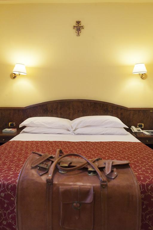 Hotel Villa Elda Ассізі Екстер'єр фото