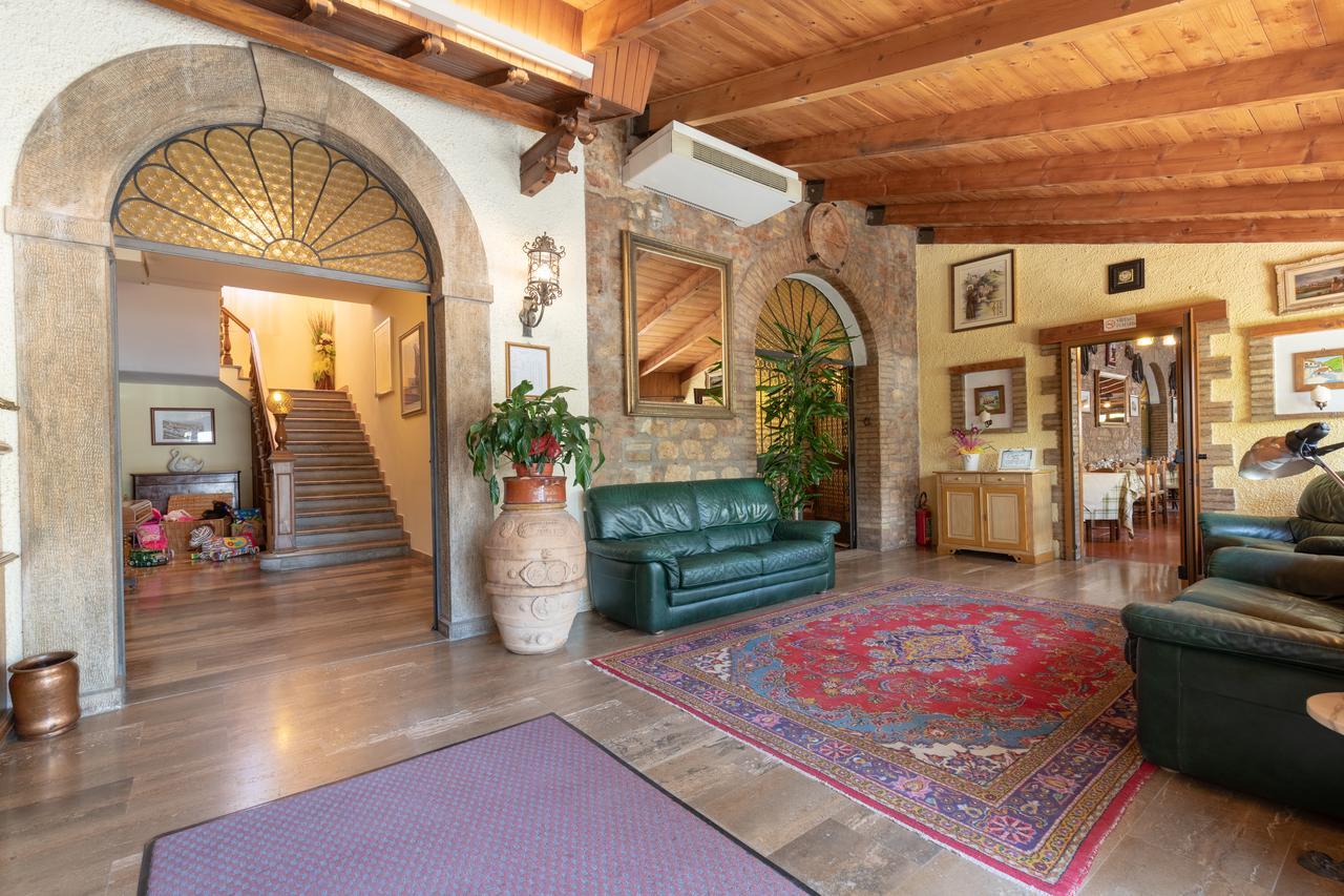 Hotel Villa Elda Ассізі Екстер'єр фото
