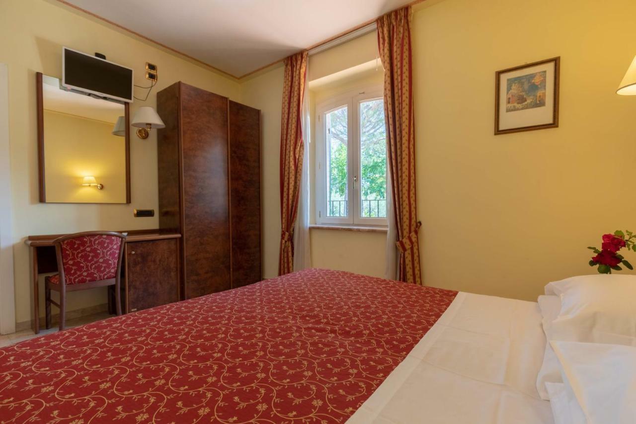Hotel Villa Elda Ассізі Екстер'єр фото