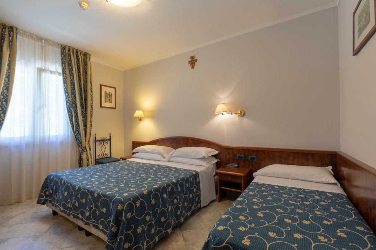 Hotel Villa Elda Ассізі Екстер'єр фото